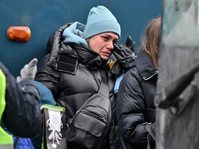 Eine Frau weint, nachdem sie am 8. März 2022 in einer provisorischen Unterkunft für Flüchtlinge zwischen der ukrainischen Grenze und der polnischen Stadt Przemysl in Polen von ihren Freunden getrennt wurde.