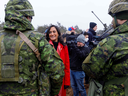 Verteidigungsministerin Anita Anand bei einem Besuch kanadischer Soldaten in Lettland am 8. März.  Kurz nach ihrer Rückkehr kündigte Anand an, dass sie sich vorstellen würde 