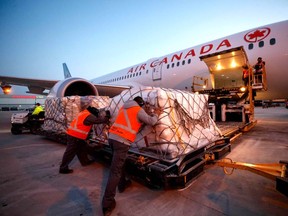 Ein Frachtflugzeug nach Warschau wird am Pearson International Airport in Toronto, Kanada, am 9. März 2022 mit humanitärer Hilfe beladen, einschließlich medizinischer Hilfsgüter für die Ukraine.
