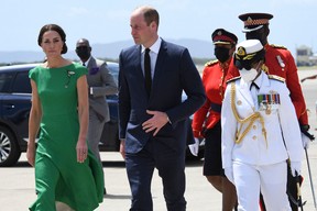 Einige hochrangige Royals sind diese Woche in unserer Hemisphäre.  Prinz William und Catherine, die Herzogin von Cambridge, sind zu einem offiziellen Besuch in Jamaika.  Die Reise scheint nicht besonders gut zu laufen, da es Gerüchte gibt, dass Jamaika plant, die Monarchie fast unmittelbar nach dem Abzug des Königspaares abzuschaffen.