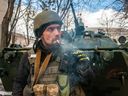 Ein Freiwilliger der ukrainischen Territorialverteidigungskräfte steht neben seinem APC in Charkiw, Ukraine, Mittwoch, 16. März 2022.