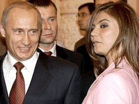 Der russische Präsident Wladimir Putin mit der russischen Turnerin Alina Kabaeva während eines Treffens mit der russischen Olympiamannschaft im Kreml im Jahr 2004.