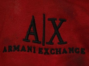 Die Polizei von Toronto teilte ein Foto eines roten Langarmhemdes von Armani Exchange, das ein Opfer trug, als ihre zerstückelte Leiche in Leslieville entdeckt wurde.
