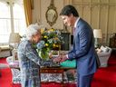 Königin Elizabeth, links, empfängt Premierminister Justin Trudeau am 7. März auf Schloss Windsor in Windsor, Großbritannien.