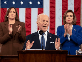 US-Vizepräsidentin Kamala Harris, links, und die Sprecherin des Repräsentantenhauses, Nancy Pelosi (D-CA), applaudieren, als US-Präsident Joe Biden während einer gemeinsamen Sitzung des Kongresses am 1. März 2022 in Washington, DC, die Rede zur Lage der Union hält.