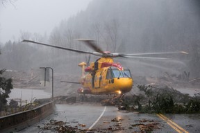 Ein CH-149 Cormorant (die kanadische Bezeichnung des EH-101) rettet Autofahrer, die am 15. November 2021 in Agassiz, BC, von Schlammlawinen gestrandet sind.