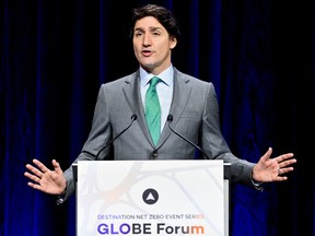 Le premier ministre Justin Trudeau prononce le discours principal sur son plan de réduction des émissions au GLOBE Forum 2022 à Vancouver, en Colombie-Britannique, le 29 mars 2022.