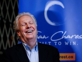Jean Charest stellt seine Kandidatur für die Führung der Konservativen Partei bei einer Veranstaltung in Calgary am 10. März 2022 vor.