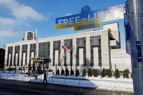 Ein Straßenschild der Freien Ukraine (oder Ukraine Libre, wenn Sie Französisch sprechen), das von der Stadt Ottawa vor der russischen Botschaft aufgestellt wurde.  Der NDP-Abgeordnete Charlie Angus hat sich bemüht, die Straße vor der Botschaft zu Ehren des ukrainischen Präsidenten Wolodymyr Selenskyj dauerhaft in Selenskyj-Straße umzubenennen.