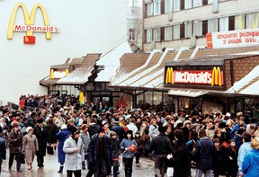 Hunderte von sowjetischen Gästen stehen am 31. Januar 1990 vor dem ersten McDonald's-Restaurant in Moskau, Russland, an.