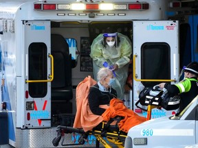 Sanitäter bringen am Montag, den 10. Januar 2022, während der COVID-19-Pandemie in Toronto einen Patienten aus ihrem Krankenwagen in die Notaufnahme des Michael Garron Hospital.