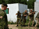 Ein kanadischer Ausbilder überwacht den Vormarsch ukrainischer Soldaten während einer Übung während der Operation Unifier in Starychi, Ukraine, im Juni 2016.