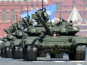 Russlands T-90-Panzer rollen am 9. Mai 2013 während des Siegestages auf einer Parade auf dem Roten Platz in Moskau.