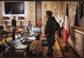 Ein kürzlich erschienenes offizielles Foto des französischen Präsidenten Emmanuel Macron, dem Kritiker vorgeworfen haben, in Freizeitkleidung und einem Fünf-Uhr-Schatten in seinem Büro herumzuwandern und nackt zu versuchen, dem umkämpften ukrainischen Präsidenten Wolodymyr Selenskyj zu ähneln.  Wie der französische Senator Stéphane Ravier auf Twitter schrieb: „Kann jemand Emmanuel Macron erklären, dass Paris NICHT von der russischen Armee bombardiert wird?“