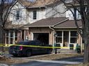 Die Regionalpolizei von Durham sichert einen Tatort nach dem dreifachen Mord an einer Mutter und ihren beiden Kindern in Ajax, Ontario.  am Donnerstag, den 15. März 2018. Cory Fenn, 29, aus Ajax, wurde wegen dreifachen Mordes zweiten Grades angeklagt. 
