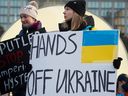 Demonstranten protestieren am 24. Februar 2022 im Rathaus von Toronto gegen die russische Invasion in der Ukraine.