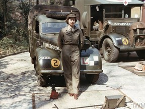 Die zukünftige Königin Elizabeth II., abgebildet in einem weitgehend geschlechtsneutralen Outfit während ihres Kriegsdienstes beim Auxiliary Territorial Service.  Obwohl sie immer noch darauf bestanden, ihr eine flauschigere Mütze zu geben als den Männern.