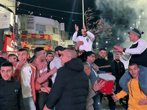 Palästinenser feiern in der Stadt Jenin im Westjordanland, nachdem am 29. März 2022 in der israelischen Stadt Bnei Brak ein Schusswechsel stattgefunden hatte.