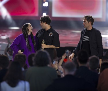 Lauren Spencer-Smith presenting Group of the Year to Arkells at The 2022 JUNO Awards Broadcast. Photo: CARAS/iPhoto