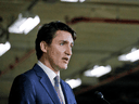 Premierminister Justin Trudeau spricht mit Reportern während einer Veranstaltung in Alliston, Ontario, am 16. März 2022.
