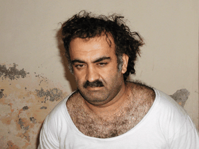 Khalid Shaikh Mohammad, der mutmaßliche Drahtzieher des 11. September, am 1. März 2003, kurz nach seiner Festnahme während einer Razzia in Pakistan.