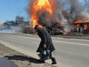 Feuer verschlingt eine Tankstelle nach einem Artillerieangriff auf die Stadt Charkiw im Nordosten der Ukraine am 25. März 2022.