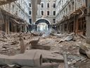 Schäden an einem Gebäude auf dem Platz der Verfassung in Charkiw, der zweitgrößten Stadt der Ukraine, am 2. März 2022, dem siebten Tag der russischen Invasion.  (Foto von SERGEY BOBOK/AFP über Getty Images