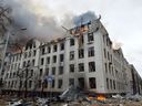 Die Szene eines Brandes im Gebäude der Wirtschaftsabteilung der Karazin Kharkiv National University, das angeblich während des jüngsten Beschusses durch Russland am 2. März 2022 getroffen wurde. (Foto von Sergey BOBOK / AFP)