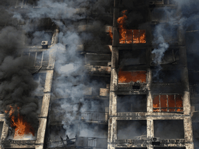 Ein Feuer brennt am 15. März 2022 in einem Wohnhaus in Kiew, nachdem bei Streiks in Wohngebieten mindestens zwei Menschen getötet wurden, teilten ukrainische Rettungsdienste mit, als russische Truppen ihre Angriffe auf die ukrainische Hauptstadt intensivierten.