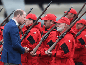 Prinz William spricht 2016 in Whitehorse mit kanadischen Rangern und Junior Rangern, die Lee-Enfield-Gewehre tragen.