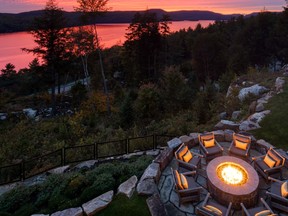 Eine Feuerstelle auf dem Balkon des Anwesens Mont Tremblant, das von Mario Lemieux verkauft wird.