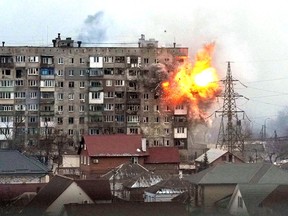 Eine Explosion ist in einem Wohnhaus zu sehen, nachdem ein Panzer der russischen Armee in Mariupol, Ukraine, am 11. März 2022 geschossen hat.