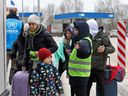Menschen, die vor dem Konflikt in der Ukraine fliehen, passieren einen Grenzkontrollpunkt zwischen Moldawien und der Ukraine in der Nähe der moldawischen Stadt Palanca. 