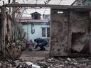 Ein Mann scheint unter einem Wasserkocher Feuer zu machen, um Wasser zu erhitzen.  Am Sonntag sagte ein Berater des Bürgermeisters von Mariupol, Petro Andryushchenko, dass es nein gebe 