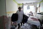 Eine medizinische Mitarbeiterin betritt am Mittwoch, den 9. März 2022, das durch Beschuss beschädigte Entbindungsheim in Mariupol, Ukraine. 