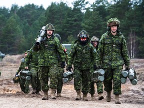 Soldaten der kanadischen Streitkräfte bereiten sich darauf vor, einen 84-mm-Raketenwerfer von Carl Gustaf während der Trainingsübungen der Operation Reassurance in Lettland am 13.
