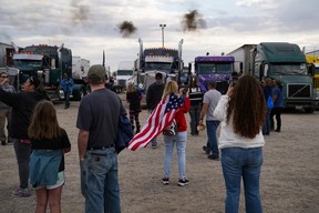 Ähnlich aussehend?  Dies ist ein Mittwochsfoto eines Protestkonvois amerikanischer Trucker, die auf dem Weg nach Washington, DC, in Indiana anhalten.