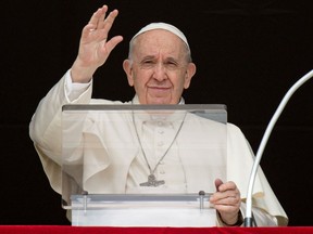 Papst Franziskus leitet das Angelusgebet vom Fenster des Apostolischen Palastes im Vatikan, 27. März 2022.