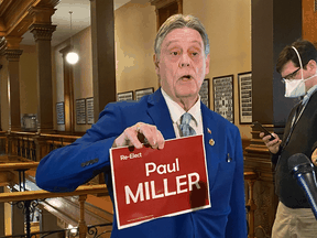 Paul Miller, ehemaliger NDP MPP von Ontario, zeigt am 23. März 2022 im Queen's Park in Toronto sein Schild für die unabhängige Kampagne. Miller sagt, er sei wegen eines Facebook-Beitrags aus dem Caucus geworfen worden, von dem er behauptet, er habe ihn nicht geschrieben.