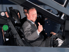 Der damalige Verteidigungsminister Peter MacKay gibt am 16. Juli 2010 aus dem Cockpit eines Lockheed Martin Joint Strike Fighter F-35 Lighting II die Daumen nach oben, nachdem er angekündigt hat, dass Kanada einige der Jets kaufen würde.