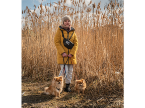 Die ukrainische Flüchtlingsfrau Alexandra posiert mit ihren beiden Hunden nahe der polnisch-ukrainischen Grenze in Medyka, Polen.  Sie stammt aus einem Gebiet in Kiew, das noch nicht von russischen Raketenangriffen betroffen war, aber als die russischen Streitkräfte näher kamen, beschloss ihre Familie zu fliehen.  Sie reisten mit ihren Eltern, ihrem Bruder und zwei Hunden und verbrachten 20 Stunden in einem Bus in einem Konvoi aus Kiew.  Es war überfüllt, stickig und ungemütlich – und die beiden Hunde machten es sehr schwierig, aber Alexandra sagte, es komme nicht in Frage, die Tiere zurückzulassen, „weil sie Familienmitglieder sind“.  (Foto: Milos Bicanski/We Animals Media)