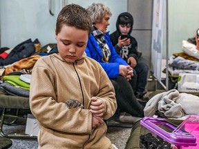 Ein ukrainischer Junge wiegt seinen Hamster, während er am Krakauer Bahnhof in Polen wartet.  (Foto: Milos Bicanski/We Animals Media)