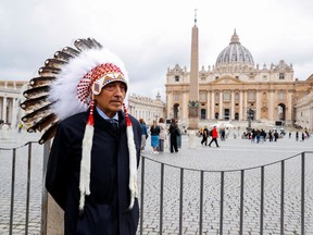 Phil Fontaine steht in der Nähe des Petersplatzes, nachdem Delegierte der indigenen Völker Kanadas am 31. März an einem Treffen mit Papst Franziskus im Vatikan teilgenommen hatten.