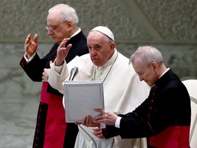 Gesten von Papst Franziskus während der wöchentlichen Generalaudienz im Saal Paul VI. im Vatikan, 23. März 2022.