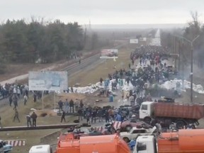 Ein in den sozialen Medien geteiltes Foto scheint zu zeigen, wie Ukrainer Straßensperren auf dem Weg zum Kernkraftwerk Saporischschja im Süden des Landes errichten.