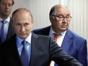 Der russische Präsident Wladimir Putin und der milliardenschwere Geschäftsmann Alisher Usmanov, genau, am 14. Juli 2017.