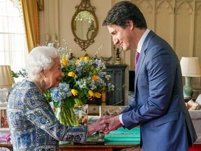 Die Königin begrüßt den kanadischen Premierminister Justin Trudeau am Montag, den 7. März 2022, auf Schloss Windsor.
