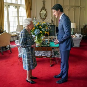 Königin Elizabeth II. empfängt den kanadischen Premierminister Justin Trudeau während einer Audienz auf Schloss Windsor am 7. März 2022 in Windsor, England.