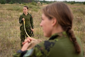 Mitglieder der kanadischen Streitkräfte im Einsatz bei der Operation Reassurance, Kanadas Beitrag zur Stärkung der Ostflanke der NATO.  Der Pferdeschwanz ist eine relativ neue Ergänzung zur Uniform.  Traditionell war es verboten, Haare jeglicher Art am Kragen zu tragen.