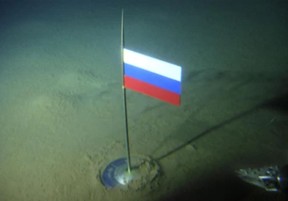Eine Titankapsel mit der russischen Flagge ist Sekunden nach ihrer Platzierung durch das Mini-U-Boot Mir-1 auf dem Meeresboden des Arktischen Ozeans unter dem Nordpol am 2. August 2007 zu sehen.